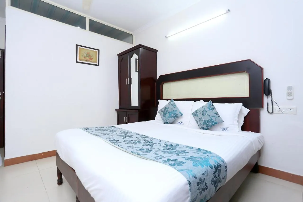 Oyo 8331 Kodavath Residency Alwaye